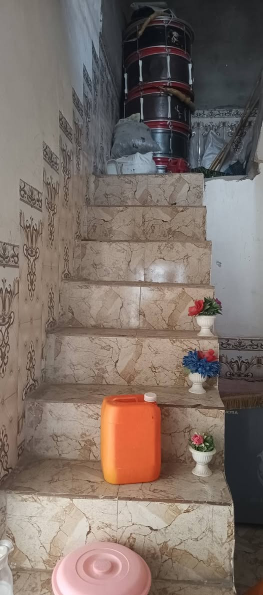 سلام عليكم بيت للبيع مساحه ٢٣٠ متر ٣اغرف نوم صاله مطبخ ستقبال  حمامات داخل وخارج العنوان شارع مطار القوسي جيهة الحرفيين شارعه ٨متر سعره ٧٠بي مجال هواي هذا رقمي *********** بي واتساب هذا ثاني ***********
