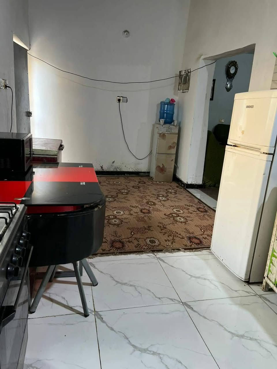 السلام عليكم بيت للبيع زراعي العنوان حي الجامعة الصخيين قبل لاتوصل للجسر قبل شارع المهندس فرع اسماك الفاخر يبعد عن الشارع الرئيسي ١٨٠متر
المساحه ١٤٠متر بناء طابوق +بلوك اعكاده يحتوي على دوانيه ومطبخ وصاله جبيره وغرفتين وصحيات خارجيه داخليه  الستاره طابوقه موجود 
السعر ٦٠وبي مجال للاستفسار اكثر او للمزيد من العروض الاتصال على الرقم التالي ***********
