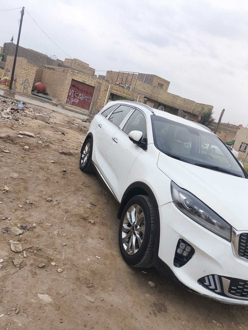 سورنتو للبيع بيه ربع بنيد صبغة وباقي كفالة رقم بغداد مكان سيارة العماره مديل 2020  فول مواصفات ***********
