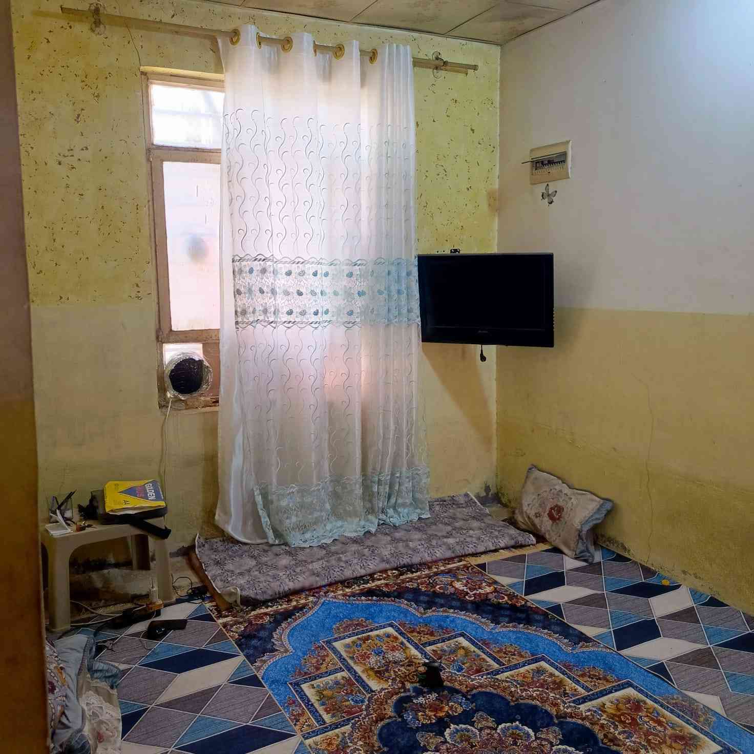 بيت للبيع في كربلاء شارع السيدة زينب قرب فندق البارون عامود ٥٨ المساحة ١٠٠م يحتوي على استقبال و صالة و غرفة نوم و مطبخ و طارمة و صحيات خارجية و داخلية السعر ٧٥ وبي مجال  يبعد كيلو ونصف عن الامام الحسين عليه السلام قرب شارع المشاية وخدمات ماء ومجاري وخط ذهبي عرض الشارع ٨متر للاستفسار الاتصال على الرقم ***********
