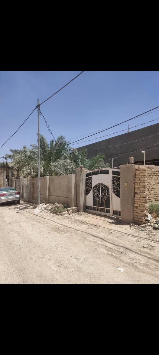 السلام عليكم......عقار للبيع طابو زراعي مشمول بالتطويب المساحة ٤٥٠ متر مربع (١٧×٢٦,٥٠) المناذرة قرب المحكمة و بجوار مدرسة الحسين الأهلية....يتكون العقار من بيت و مشتمل البناء طابوق نهروان والسقف عقادة (بناء ٢٠١١) (فارغ حاليا) .....حاليا منفصلات مؤقتا و يباع ككل... البيت يتكون من ٤ غرف اثنان بالطابق الأرضي بأبعاد ٥×٤  و مثلها بالطابق العلوي وصالة ٦×٤ و مطبخ ٤,٥×٣,٧٥ و استقبال ٧,٥٠×٤ و كراج و حديقة و حمام عدد ٢ بأبعاد ٢,٥×١,٧٥و حمام خارجي ١×١ ...اما المشتمل فيتكون من غرفة ٤,٥×٤ و صالة ٤,٥×٣ و مطبخ ٣×٢,٥ و حمام ١,٥×١,٥ و استقبال ٣,٥×٣ و حديقة طولية .... للاستفسار ***********
