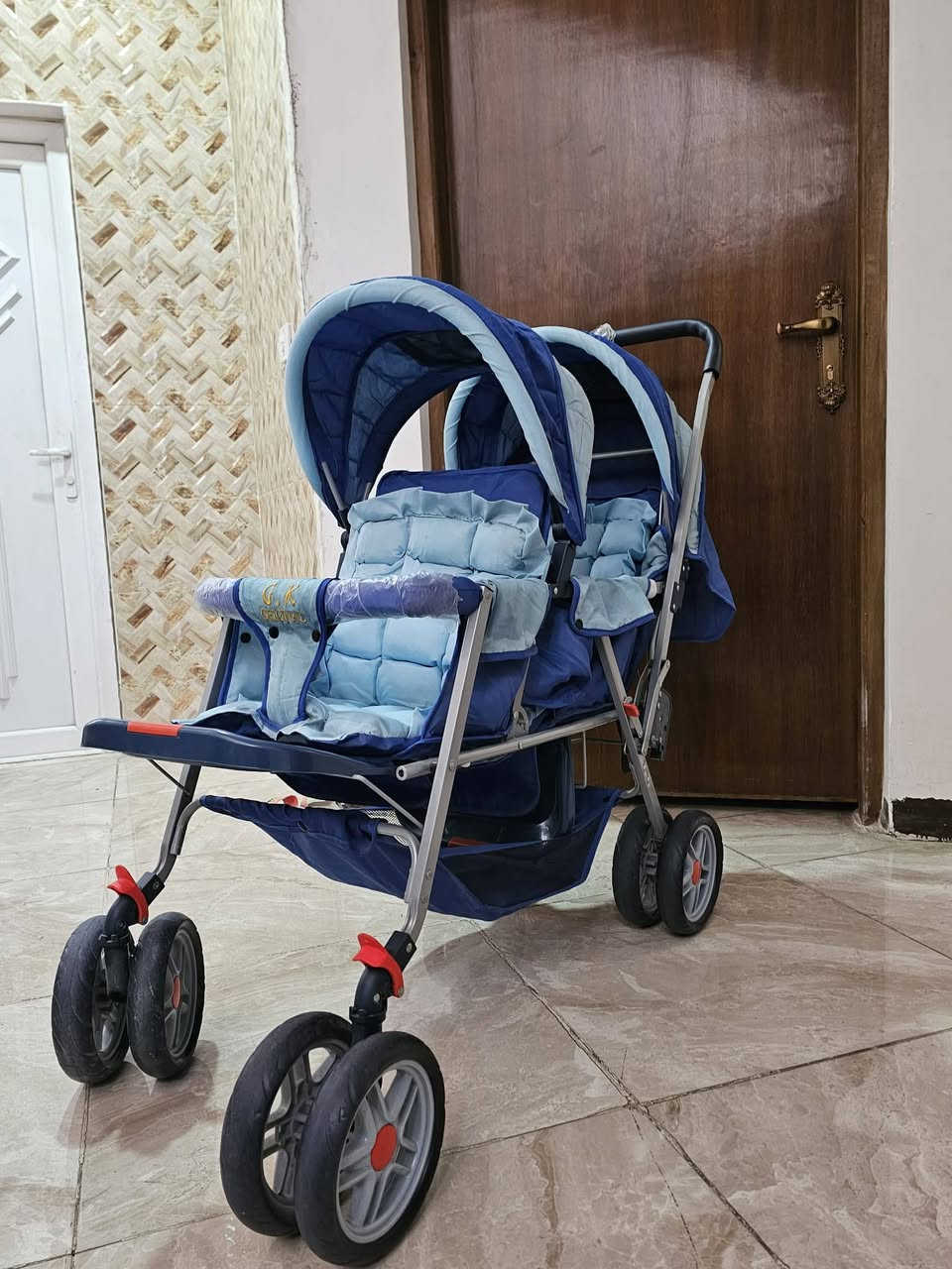 عربانة توأم للبيع جديده استعمال قليل جدا .. 
نوعية قويه ماركة GK الاصليه .. السعر ٦٠ الف 
مكاني بغداد _السيدية .. التواصل على الخاص وايضا هذا الرقم 
***********
