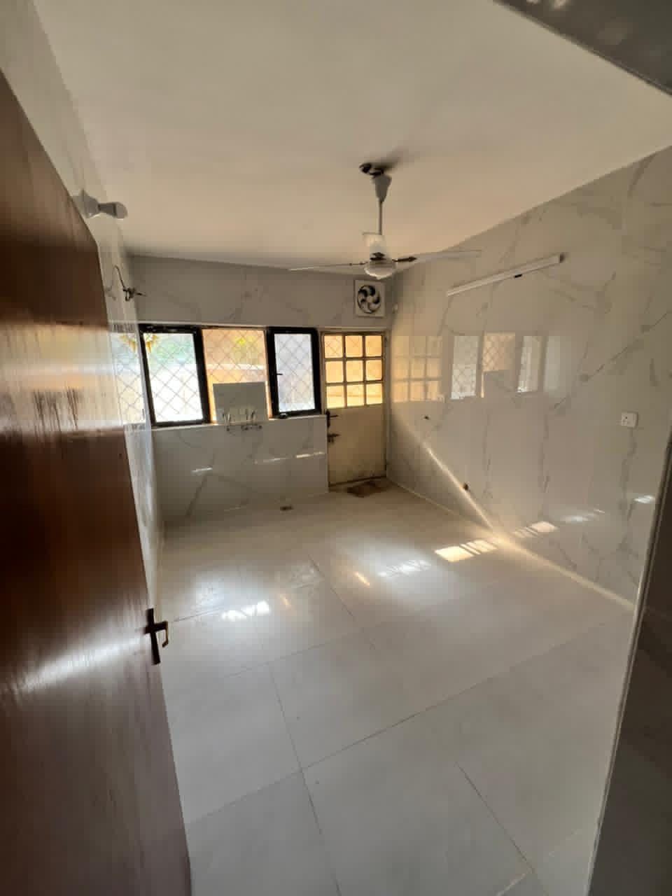 #للايجار_في_السيدية
دار سكني المساحة 150م نضيف جداً

يحتوي ع غرفتين وصالة ومطبخ وخدمات 

السعر 800 الف قلله

للأستفسار:***********

مكتب الفهد للهندسي للمقاولات العامة
