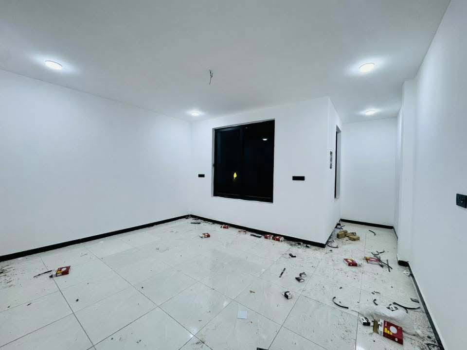 🏠 منزل عصري للبيع - بناء حديث 2026
فرصة مميزة لامتلاك دار سكنية بتصميم حديث وتفيذ هندسي متقن (صب كونكريت مسلح)، جاهزة للسكن الفوري.
📍 تفاصيل العقار:
• المساحة: 200 متر مربع.
• نوع العقار: طابو زراعي 
•العنوان / التقية الثالثة داخل مجمع الروان
• عدد الطوابق: طابقين 
• سنة البناء: 2026 (بناء جديد لم يسكن).
📐 التصميم الداخلي:
🔹 الطابق الأرضي:
• استقبال واسع للضيوف.
• صالة داخلية (هول) بتوزيع مريح.
• غرف نوم عدد (2).
• مطبخ.
• مجموعة صحيات داخلية + صحيات خارجية.
• طارمة واسعة ومنطقة مدخل.
🔹 الطابق الثاني:
• غرف نوم عدد (2).
• صالة جلوس إضافية.
• مجموعة صحيات متكاملة.
🏗️ المواصفات الفنية:
• الهيكل الإنشائي: كونكريت مسلح بالكامل لضمان أعلى مستويات المتانة.
• تشطيبات حديثة وعصرية تناسب ذوقك.
📞 للتواصل والاستفسار:
للمزيد من المعلومات أو لتحديد موعد للمعاينة، يرجى مراسلة الحساب مباشرة أو الاتصال على الرقم ***********
