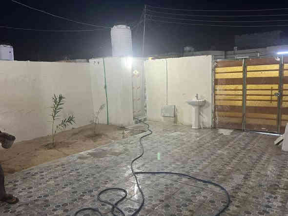 السلام عليكم 
ثلاثة بيوت للبيع مساحات مختلفة يتكون كل بيت من 
غرفة ٢
صالة ١
ديوان 
مطبخ حار
مطبخ بارد 
صحيات داخلية
صحيات خارجية
كراج واسع
حديقة في الكراج
حديقة خلف المنزل 
بيت تستلمه مفتاح 
جاري العمل بيهن باقي تشطيب فقط
الموقع البصره الزبير خلف المعارض 
مساحه البيت الاول ٢٠٠
مساحه البيت الثاني ٢٢٠
مساحه البيت الثالث ٢٣٠
علماً سقف البيت سندويج
نوع العقار زراعي
سعر البيت الواحد ٣٦ مليون قابل للتفاوض
*********** شراي يجي خاص او يتواصل ع رقم
