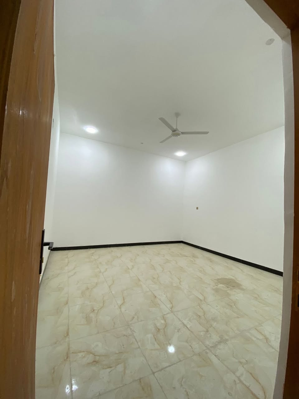 للإيجار فقط
شقة طابق اول للايجار باب ودرِج منفصل كلياَ بناء حديث غير مسكونة تحتوي غرفة كبيرة 5*5 وديوانية
وصالة ومطبخ مشترك تركي وحمام
وتواليت وبيتونه وسطح مفصولة كليا عن بقية الشقق ماطور بوستر خزان ماء سخان كل شي منفصل ماء مجاري كهرباء كل شي متكامل في التنومة القديمة تبعد عن السوق
2 دقيقة وعن الكورنيش 5 دقايق
لها ثلاث مداخل من جسر الكورنيش الايطالي على شارع الاطفاء ومن جسر الجوة من شارع السوق وشارع اربعين ومن جهة شارع
الشعيبي مباشر للشقة الاجار 450
الف

الاتصال***********
