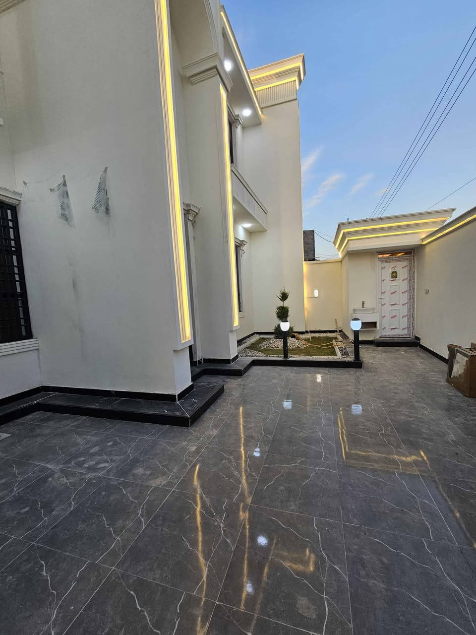 📢 إعلان دار حديث للبيع – فرصة مميزة في البصرة
🏡 دار حديث للبيع
📐 المساحة: 250 متر
📄 الطابو: صرف تحويل مباشر باسم المشتري
✨ المواصفات:
▪️ بناء حديث طابقين
▪️ 6 غرف نوم (3 سويت)
▪️ واجهة ملكي عمل درجة أولى
▪️ تصميم حديث وتشطيب فاخر
▪️ جميع الخدمات متوفرة (ماء، كهرباء، شوارع مبلطة)
📍 العنوان: البصرة / أبي الخصيب / شارع المحكمة
💰 السعر: 260 مليون وقابل للتفاوض
📞 للاستفسار والاتصال: *********** البصرة, العراق
