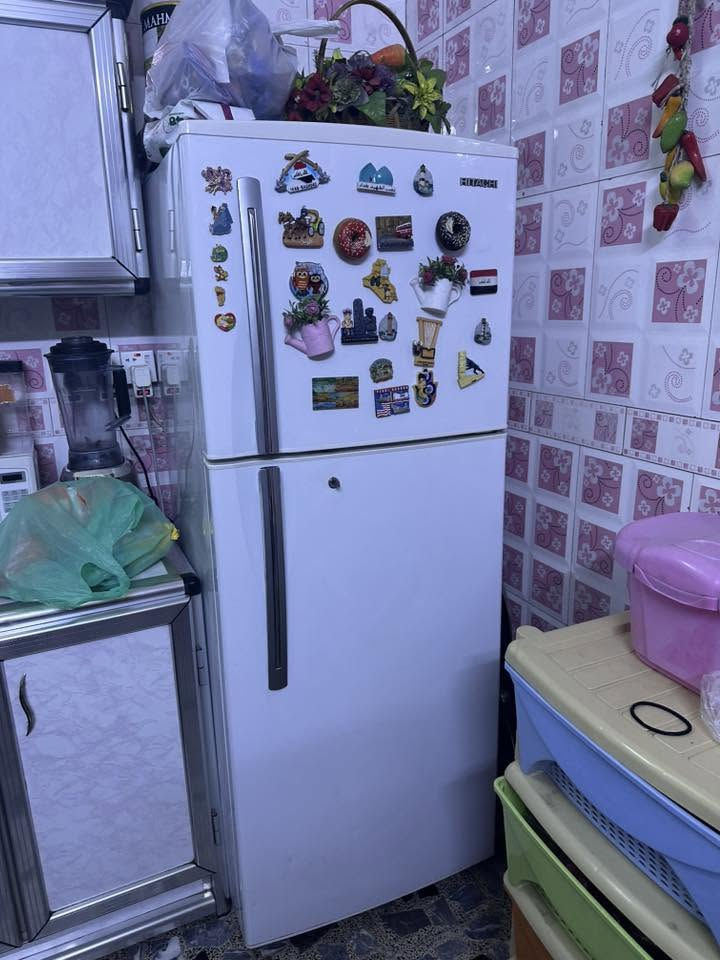 ثلاجه هيتاشي  ومجمده هايسنس للبيع شغالات سعر الثلاجه 200 الف والمجمده ب 125 الف الاتصال ***********
