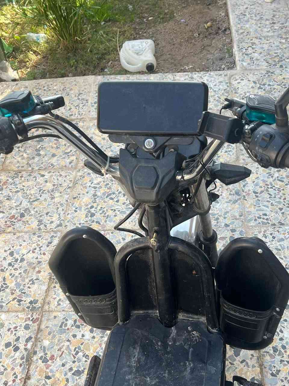 سلام عليكم عندي دراجة شحن هارلي  بس شاشه شكل كبيره موديل 2025 أو مراوس دراجة بريز أو سكنس عنوان  بغداد الراشديه مقابيل جسر الحسينيه سعر 600 بيها مجال ***********
