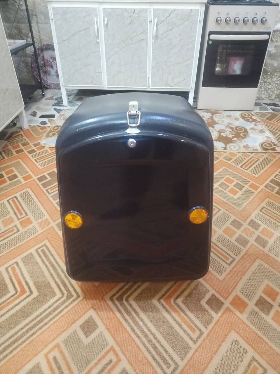 سلام عليكم شباب خوذه و صندوك مستعملات اقل من شهر للبيع قيم باليرضي الله و تشلع عيوني عنوان شعب حي البساتين رقم *********** بي واتساب
