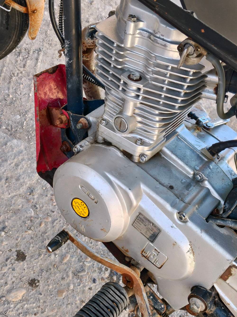 سلام عليكم
دراجه نامه امتياز موديل ٢2 اوراق كامله اصولي نظيفه كامله مع صندوق دلفري .  
السعر مليون وبيه مجال مكاني عماره حجي عبد .