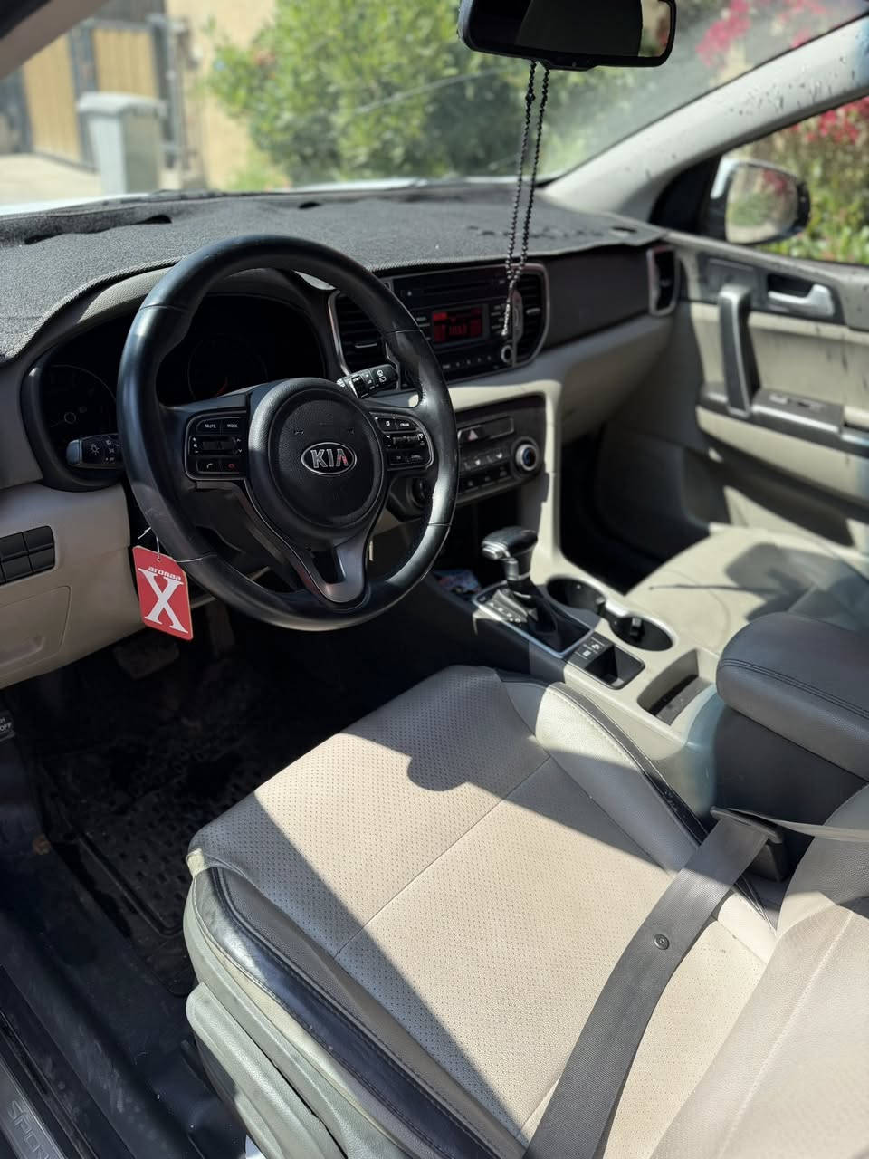 السلام عليكم للبيع سبورتج موديل 2017 خليجي مواصفات: بانوراما .حساسات خلفية :هاند بريك قدم :3 وضعيات قيادة: مري شفط :كاميرا خلفية : ويل كروم : بيها ملاحضات بسيطه شخط بين بابين ورصعه بجاملغ مكانه بغداد حي الخضراء  السعر:178 وبيها مجال / ***********
