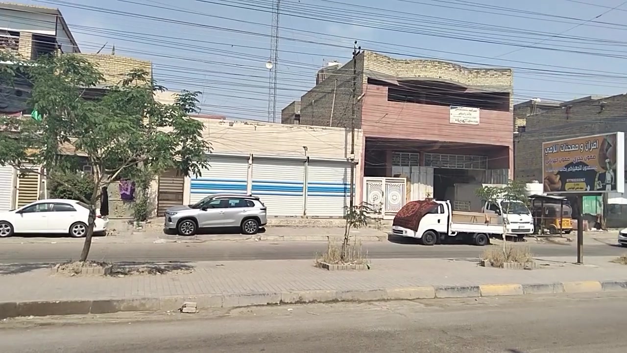 السلام عليكم ..
#للبيـع بيت مساحة 200 مـتـر ، اول بيت بصف الشارع التجاري مال 4000 ، محلة 211 ، قريب ع چكن إوسلو و المجلس البلدي .
مجاور إفـران اللامـي . 
* البيت سقفـه تعبان ومتضرر يرادلـه تبديل سقف ، وبعض الملاحظات .
 * يحتوي ع غرفتين نوم و هول و أستقبال و مطبخ ، كراج و حديقة و بي مدخلين . 
#ابيعلك موقع و بيت واقع حال .
#للتواصل رقمي ***********
