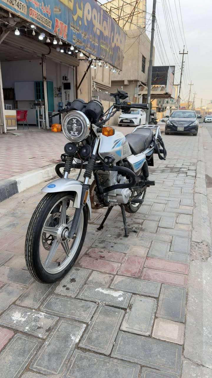 سلام عليكم
دراجة دايون 2019 رقم وسنوية كربلاء بأسمي

دراجة نظيفة وجاهزة للبيع 
زوج تايرات جدد
كلجات جدد
محرك مجفت ونظيف 
والصور توضح كلشي

سعرها مليون و75 الف وبيها مجال بسيط جماعة ال950 ما ابيع 
مكاني حي التحدي بس العصر موجود

***********
