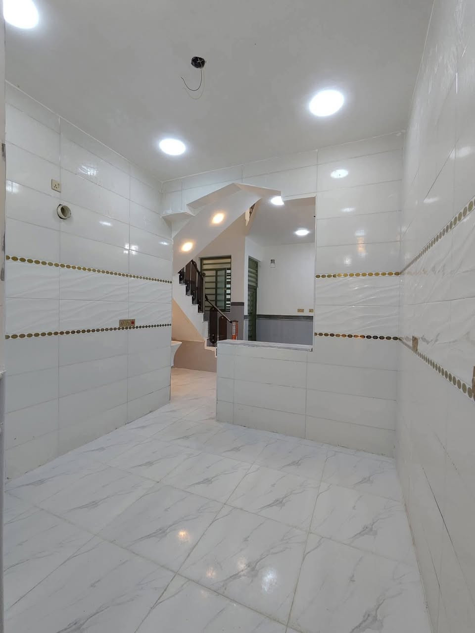 دار ١٠٠م امغربه خلف الشارع العام طابق ونصف غرفتين نوم وصالتين فوك وجوه  واستقبال ومطبخ وصحيات داخليه وخارجيه
***********
