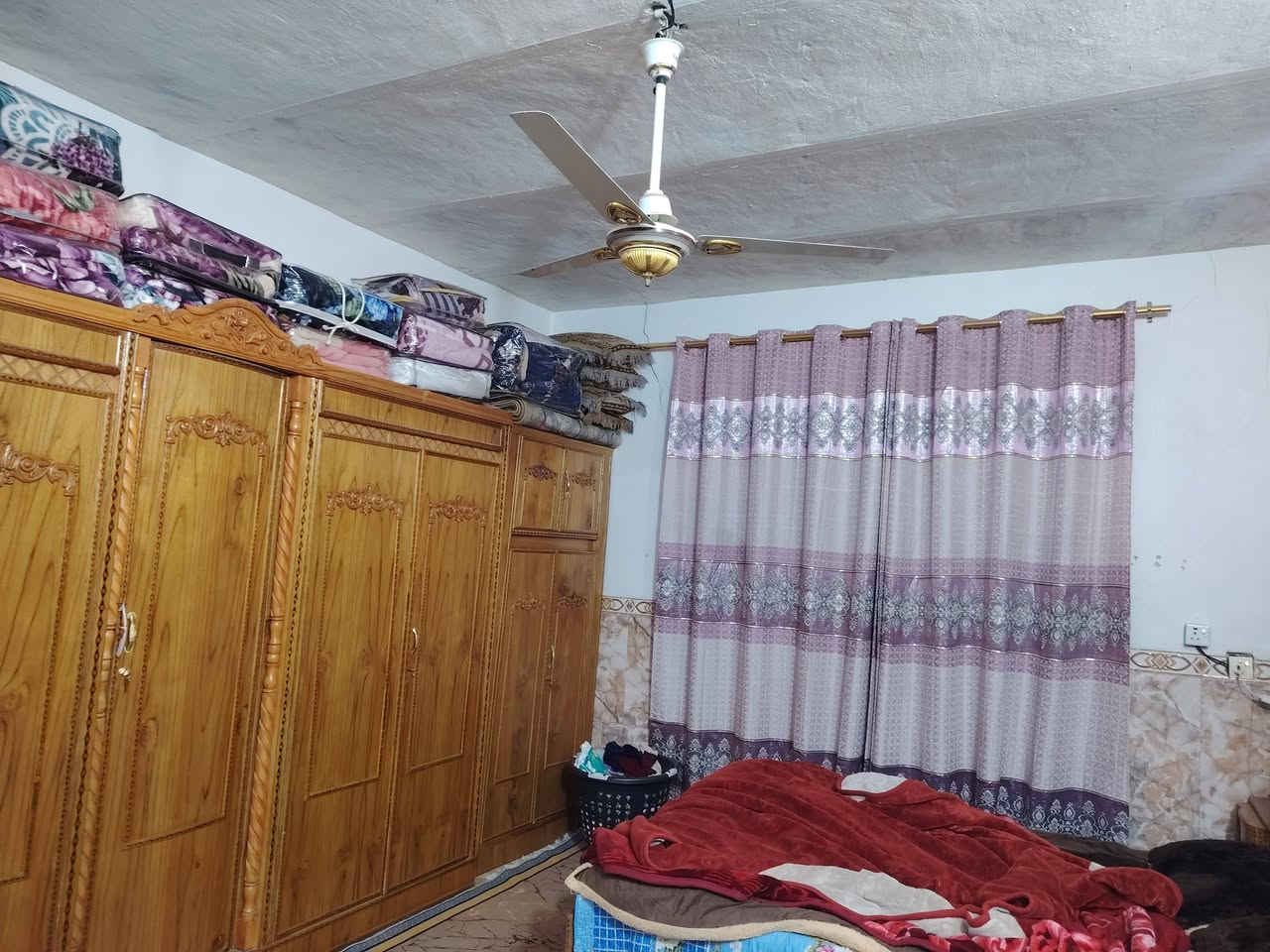 السلام عليكم بيت للبيع طابو زراعي سند 25 منطقة سيد ابراهيم ،ابو لهيمه  مساحته 200 متر بناء غرفة نوم وحده واستقبال ومطبخ وصاله وصحيات داخليه و خارجيه ارضيه بورسلين جديده بي كراج كبير مال سيارتين وحديقه كبيره  السعر 37مليون الشراي يتواصل ***********
