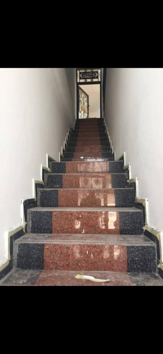 شقه حديثه للاجار مساحه ١٠٠ متر بعقوبة على شارع الرئيسي لجرف ملح تجاريه تحتوي على غرفه نوم وهول ومطبخ وصحيات وبالكونه الاجار (٣٠٠ ألف) (***********)
