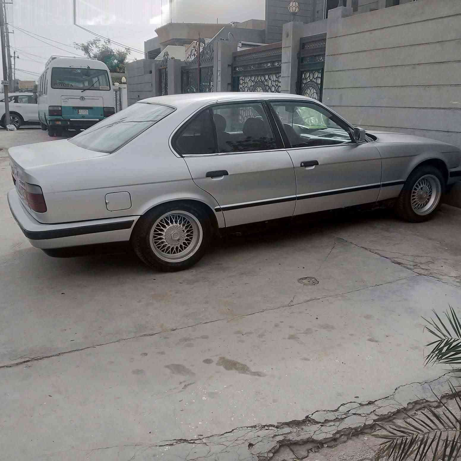 السلام عليكم بي ام موديل 1991 رقم كركوك انكليزي سنويته لل 30 مشروع وطني كير محرك ملكه ابو البطل اسود شرط كهربائيات كلهه شغاله  السياره بدون ضربه صدر وتايرات انضاف السياره جاهزه السعر 40 وبيهه مجال العنوان العلم قرية اربيضه مكلف بالنشر خاص ماجاوب الاتصال ع الرقم ***********
