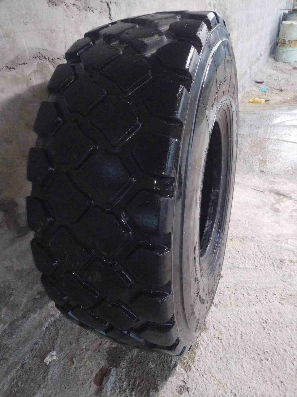 السلام عليكم
للبيع 
تايرات شفل العدد 3
حجم 20.5 /25 نضاف نص عمر
العنوان عامريه الفلوجة 
للاستفسار أكثر اتصل على الرقم
***********
***********
