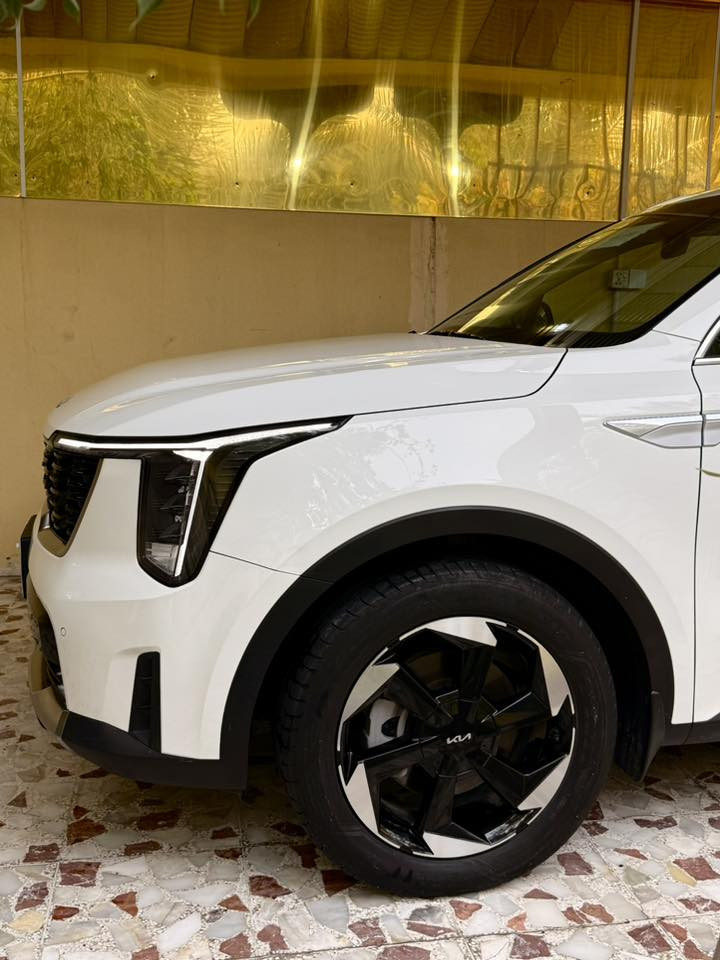 سلام عليكم شباب 
الحلال للبيع او المراوس حسب القناعة 
كيا سورنتو 2024 استلام زيرو خليجي 
ماشية 50 الاف كم فقط
رقم اربيل الجديد سنوية جديدة تريد تحويل تريد وكالة 
مكينة ستة سلندر 
كفاله عامة من كلشي عدا pdr واحد 
سيارة كلها على وضع الزيرو 
المواصفات :- 
ويل 19
بصمة تشغيل وابواب وجنطة
كامرة خلفية
كشنات جلد
كشنات كهرباء 
كشنات الخلفيه قلاب كهرباء 
شاشة متصله
شفتات ستيرن 
تشغيل عن بعد 
حساسات 360 
ثلاث انظمة قياده 
شحن لاسلكي
منافذ تايبسي
بصمة عدد اثنين
بلوجكتر لد
مري شفط 
ترحيب 
لد مخفي متغير الاوان 
دمام بوس
سبعة راكب 
سبير ما نازل
الخ من المواصفات المعروفة …..
الاضافات :- 
سيارة استلام على ادينه زيرو 
السعر 290$  وبيها مجال بسيط للشراي 
وما اتوقع اكو سورنتو شكل جديد ستة سلندر بهاي نظافه وبهذا سعر نهائياً 
مكان السيارة النجف الاشرف 
للاستفسار ***********
