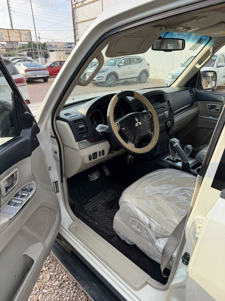 باجيرو 2009 حبتور
 فول مواصفات
 خليجي 
السياره جديده مال جناي 
فورويل 
 كشن كهربائي
 اشارة بل مري شفط 
تحكم ستيرن  
فتحه 
ثلاجه
تبريد ثلاث قطع 
حساسات خلفيه 
دمام خلفي 
 تخم تاير  
رقم مميز
سياره جديده لوك محرك V6
سعر 125 وبيهه مجال 
الرقم ***********
