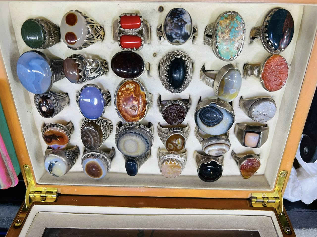 اللهم صلي على محمد وآل محمد 
للبيع خواتم متنوعة فضه خالص 3 طبلات شلع او مفرد 
*********** سيد كرار الغالبي
