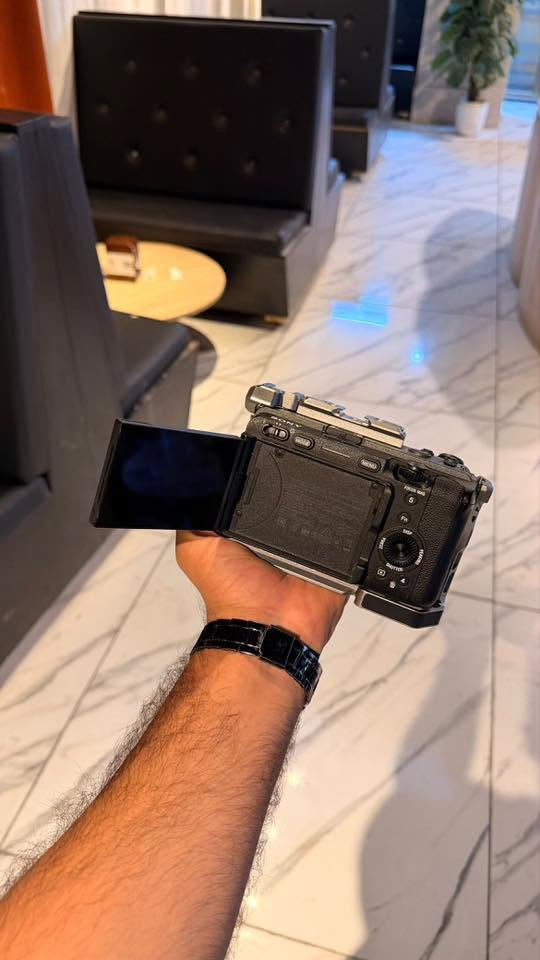 للبيع معدات تصوير احترافية بحالة الزيرو
كاميرا سوني FX3A نظافة 100%
الشتر 900 صورة فقط بحكم الجديدة تماماً
المعدات قمة في النظافة والاستخدام شخصي وخفيف جداً وفرصة ممتازة للي يبحث عن نظافة الوكالة بسعر أحسن  من السوق
عدم التواجد مستمر على مواقع التواصل الاجتماعي
التواصل المباشر والجادين فقط عبر الاتصال على الرقم: [***********]
