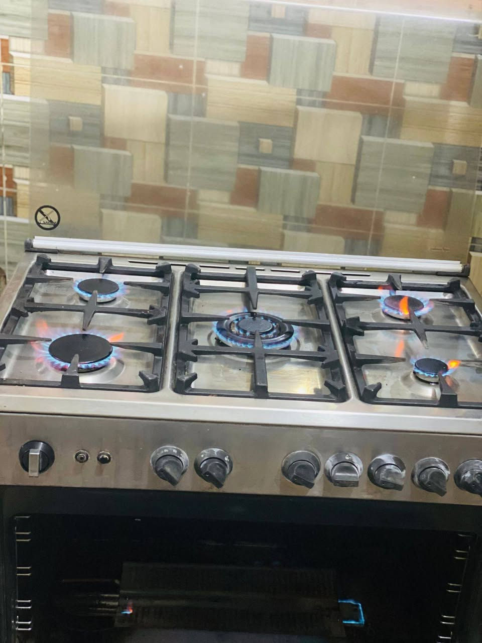 طباخ ايطالي نضيف 175وبي مجال ***********
