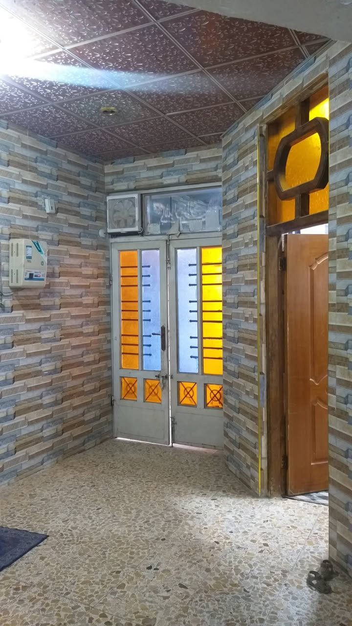 السلام عليكم دار سكن للبيع طابقين ثلاث غرف نوم في الكوت منطقة حي الحكيم نزلة بيت خليفة على نفس النزلة مساحتة 200م وشارعة 15م البناء بلوك والسقف صب مسلح والارضية والجدران سيراميك ويتكون البيت من ثلاث غرف نوم واستقبال ومطبخ وصالة وصحيات داخلية وخارجية ومرقم من قبل البلدية السعر 65 وبي مجال الاستفسار الاتصال على هذا الرقم ***********
