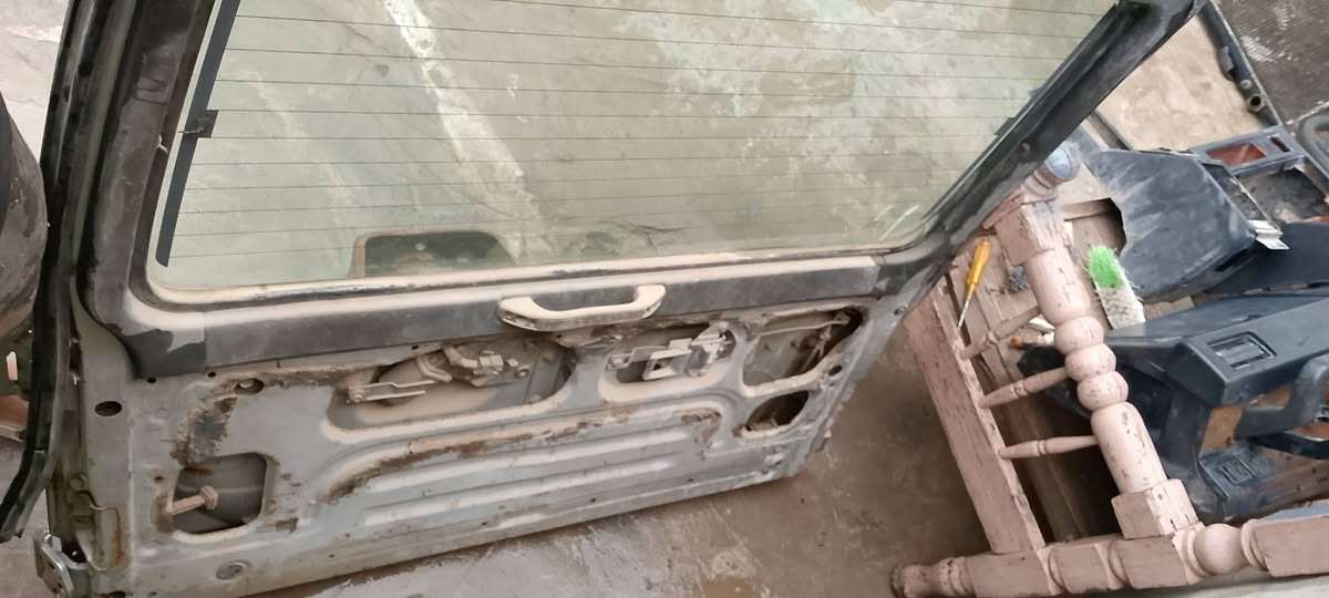 سلام عليكم باب خلفي كالوبر موديل 93للبيع***********
