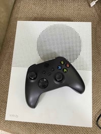 للبيع اكس بوكس ون إس ذاكره 1تيرا بي 13لعبه من ضمنه كراند5 وفورزا وفيفه...