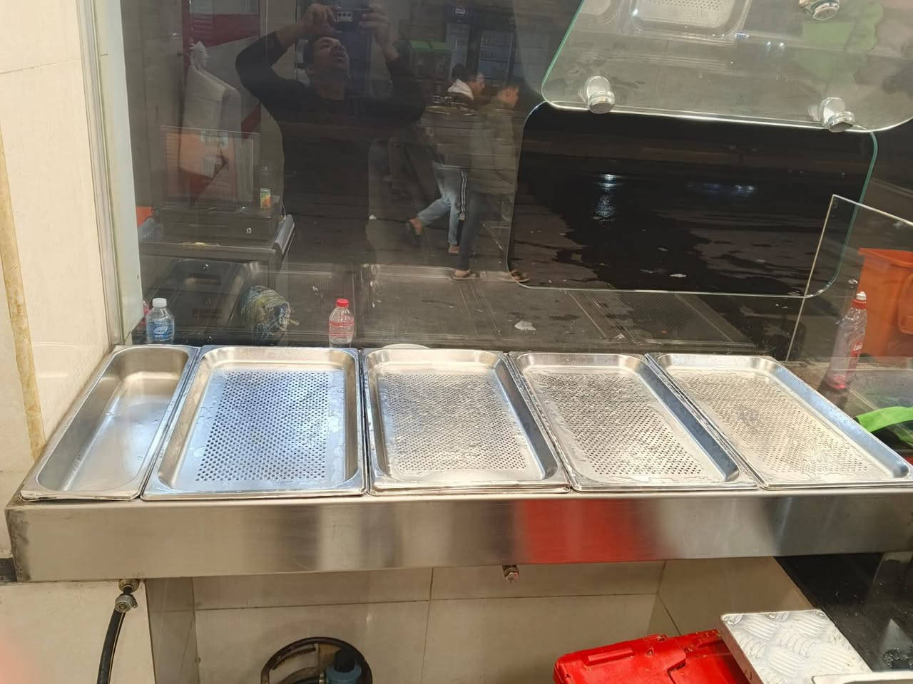 السلام عليكم./
غراض مطعم ل /بيع 
***********
