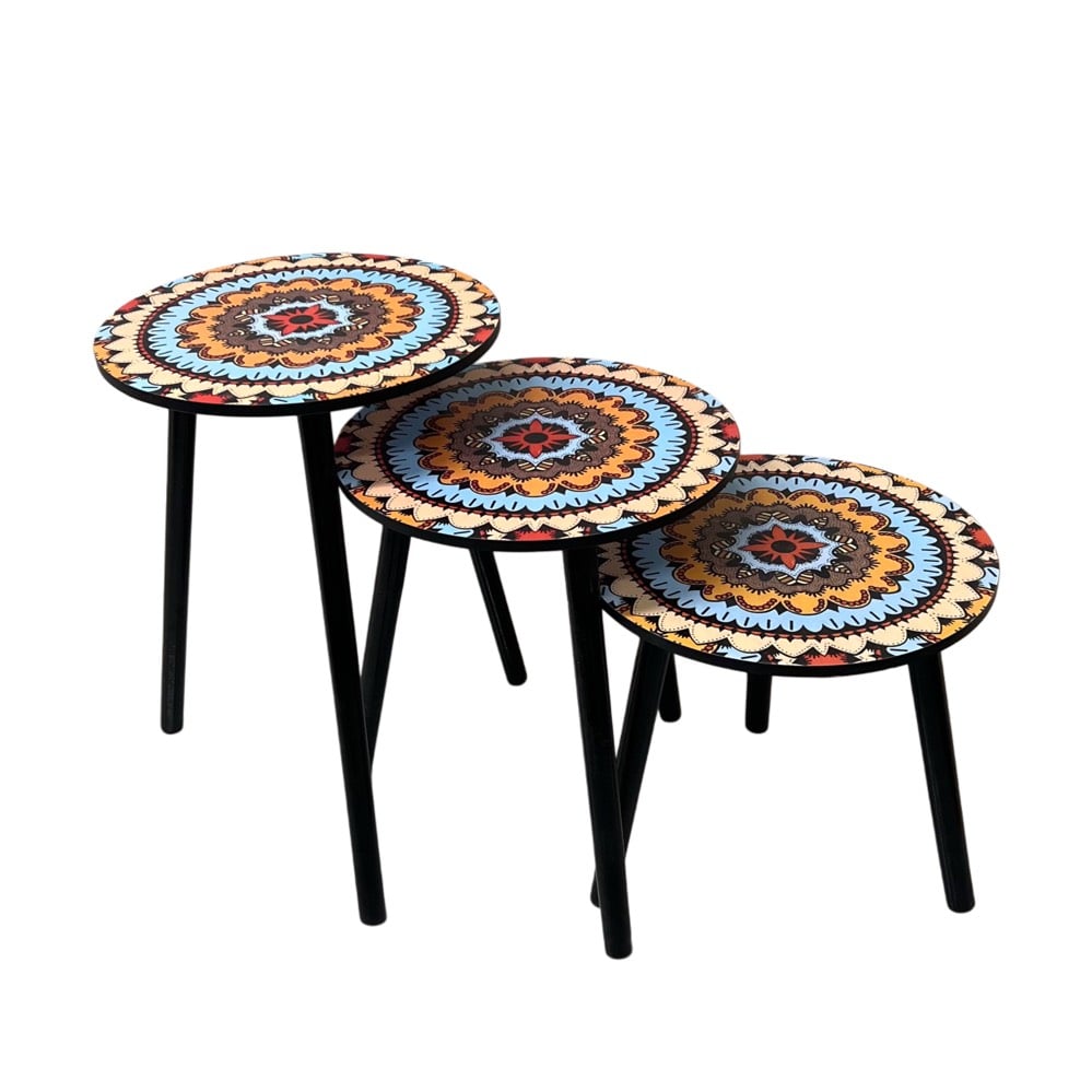 طقم طاولات جانبية مزخرفة بتصميم فني مميز يضفي لمسة جمالية على أي غرفة. تتميز برسومات زاهية تجمع بين الألوان الدافئة المريحة والمتناسقة. الطاولات مثالية لوضع المشروبات أو الزهور أو حتى الكتب، ويمكن استخدامها في غرفة المعيشة أو الاستقبال. مصنوعة بخامات عالية الجودة لضمان المتانة والاستخدام الطويل.