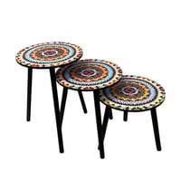 طقم طاولات جانبية مزخرفة بتصميم فني مميز يضفي لمسة جمالية على أي غرفة....