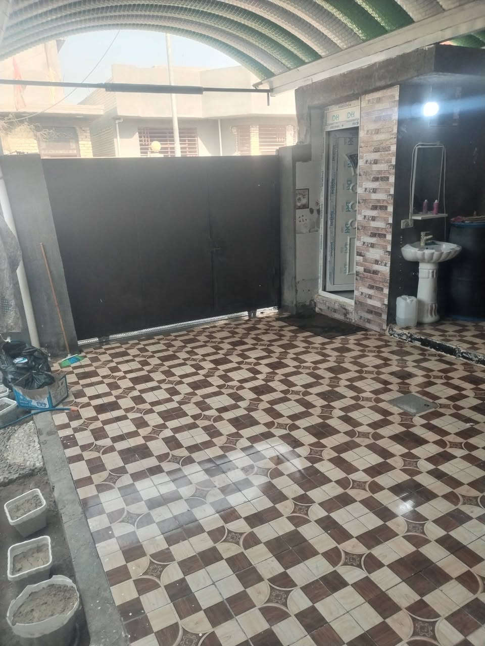 السلام عليكم
بيت للبيع
المكان حي ذويب الأول
المساحه 240
بناء طابوق
غرفتين نوم استقبال هول وصاله ومطبخ
أرضية بورسلين
المجاري موصله للبزل
السطح مطبك فرشي
الطارمه سقيفه كيسبان
السعر المطلوب ٩٠ مليون وبي مجال 
للاستفسار الاتصال 
***********
***********
