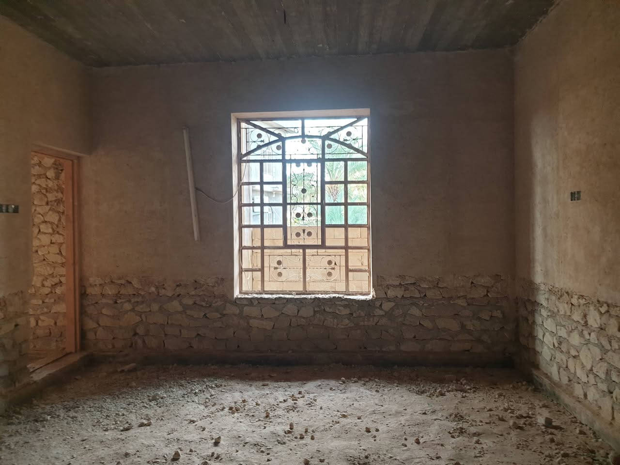 هيكل طابو صرف طابقين منطقة السبحاني قرب بيت الشيخ محمد الفتيح يتكون الهيكل من استقبال وهول وغرفة نوم عدد( ٢)وصالة ومطبخ وصحيات داخليه  
الطابق الثاني/يتكون من غرفة نوم عدد( ٢) وبيتونة 
مسلك كهرباء ومجاري كامل /الاستفسار مكتب عقارات الصفا الانبار قضاء حديثة الحي العسكري قرب منفذ النواعير*********** // ***********
