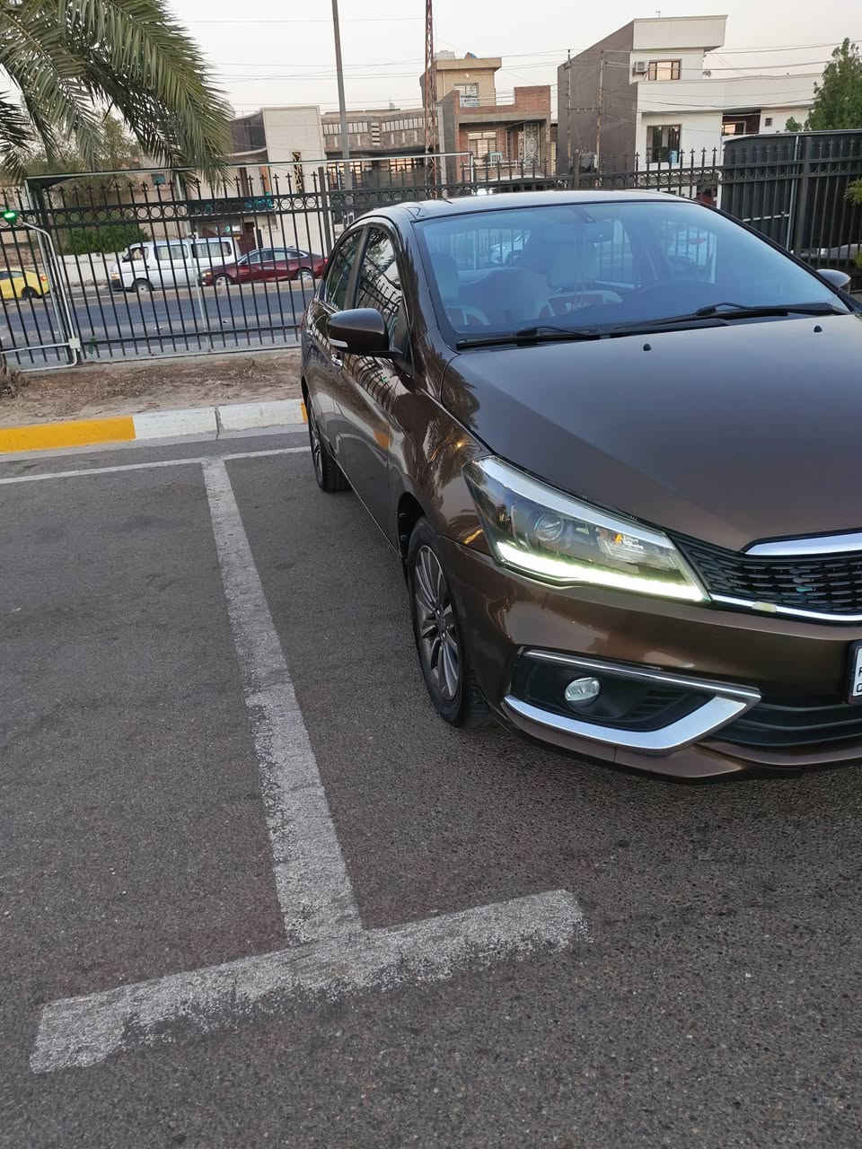 ### **📌 إعلان بيع سيارة**
**نوع السيارة:** سوزوكي سياز (Suzuki Ciaz)
**الموديل:** 2023
**المسافة المقطوعة:** 74 ألف كم
**الحالة العامة:** السيارة نظيفة جداً وبحالة الممتازة (استلام شركة)، لا تحتاج أي مصاريف أو نقص.
**💡 تفاصيل الحجز والأقساط:**
 * عليها إشارة حجز لمدة **سنتين ونصف**.
 * صاحب السيارة يتكفل بدفع الأقساط السنوية بالكامل (السيارة باسمه والتعهد قانوني).
**💰 السعر المطلوب:** 115 ورقة (11,500$) — *وبيه مجال للشراي الجاد*.
**📞 للاتصال والاستفسار:** ***********
