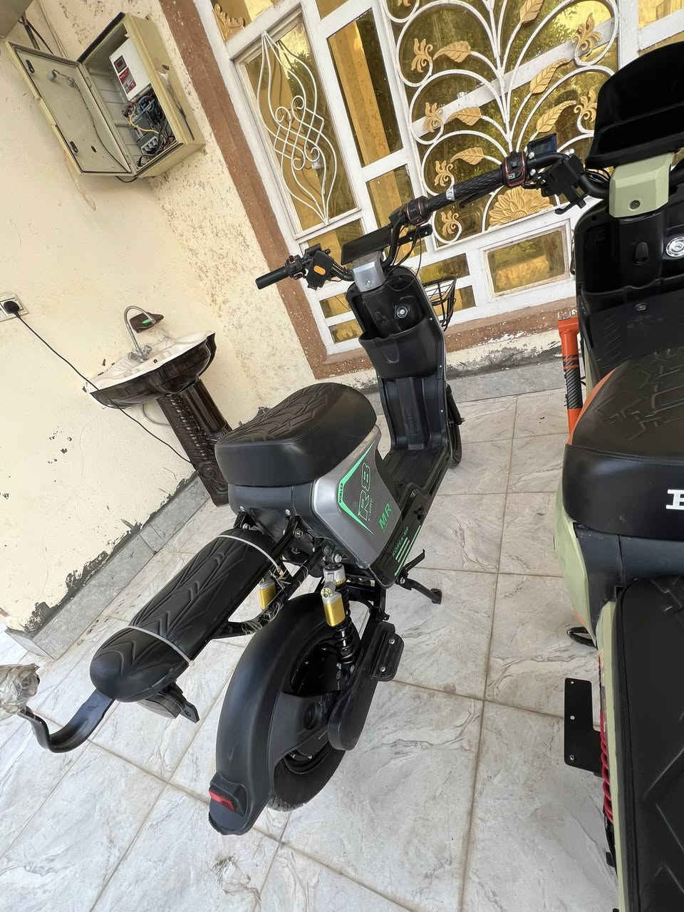 سلام عليكم عندي هاذه آر8دراجه شحن لون رصاصي السرعه 109 شرط وكاله وضع الشركه الاتصال بل رقم ***********
