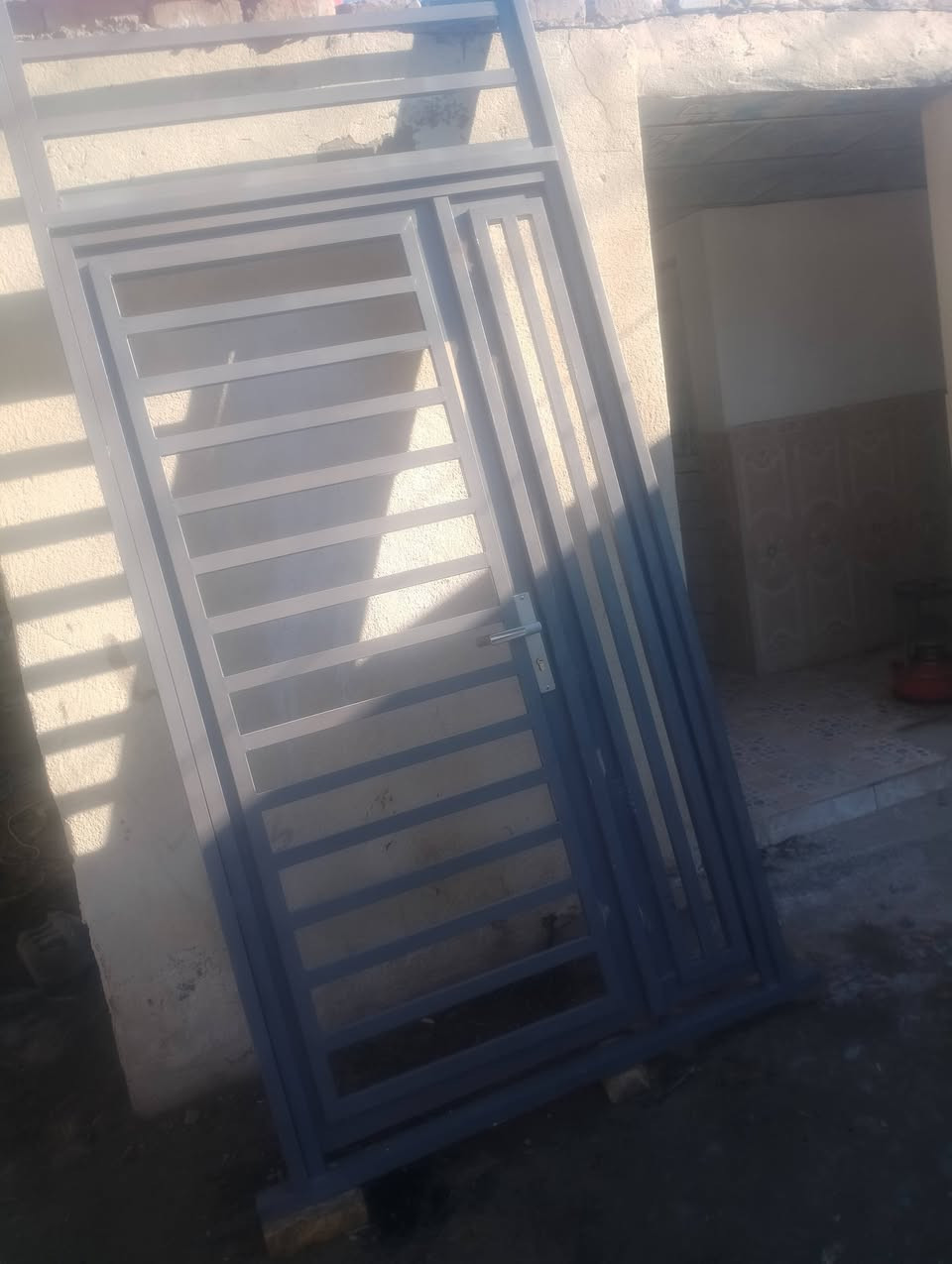 باب للبيع تفصال جديد
وزن ثقيل 2ملم 
طول 3متر وعرض 1متر وربع 
‏‪0781 142 8855‬‏ السعر وتفاصيل اتصال ع رقم صاحب الباب
