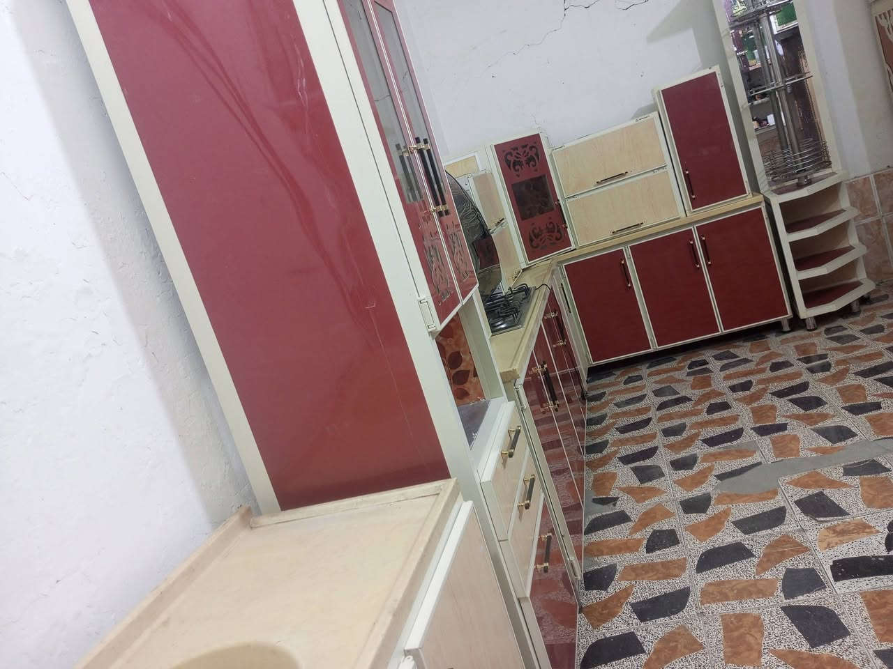 يا رزاق للبيع السعر 980 ست أمتار ارضي أو ست أمتار معلق والسنك متر أو نص كله مرمر مع طباخ مع ساحبه الشراي يراسني خاص ادزله الفيديو والعنوان ***********
