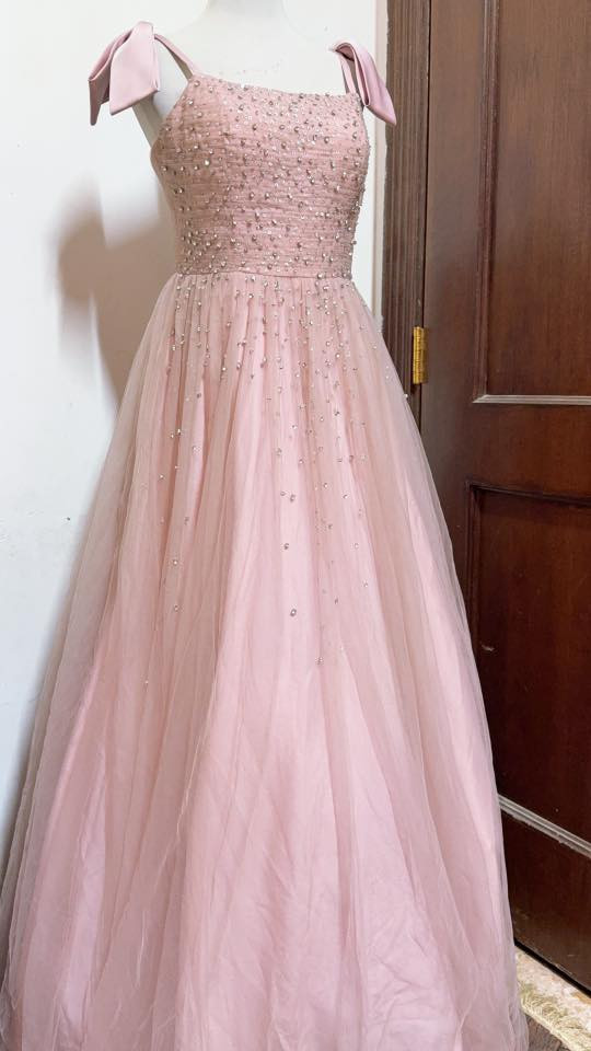 السلام عليكم فستان مستعمل للبيع  من تصميم Vivid Flair لابسته ساعه وحده بس اني مسويه تعديل بسيط لمديل الفستان حته يصير انزك وموجوده صورة المديل الاصلي قياس 40 يلبس من وزن 60 لل65 ويصير تسويله قياطين ويلبس وزن اكثر من هيج مشتريته ب150 الف وابيعه ب75 الف اليريده يتواصل ع رقم ***********
