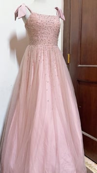 فستان مستعمل للبيع  من تصميم Vivid Flair لابسته ساعه وحده بس اني مسويه...