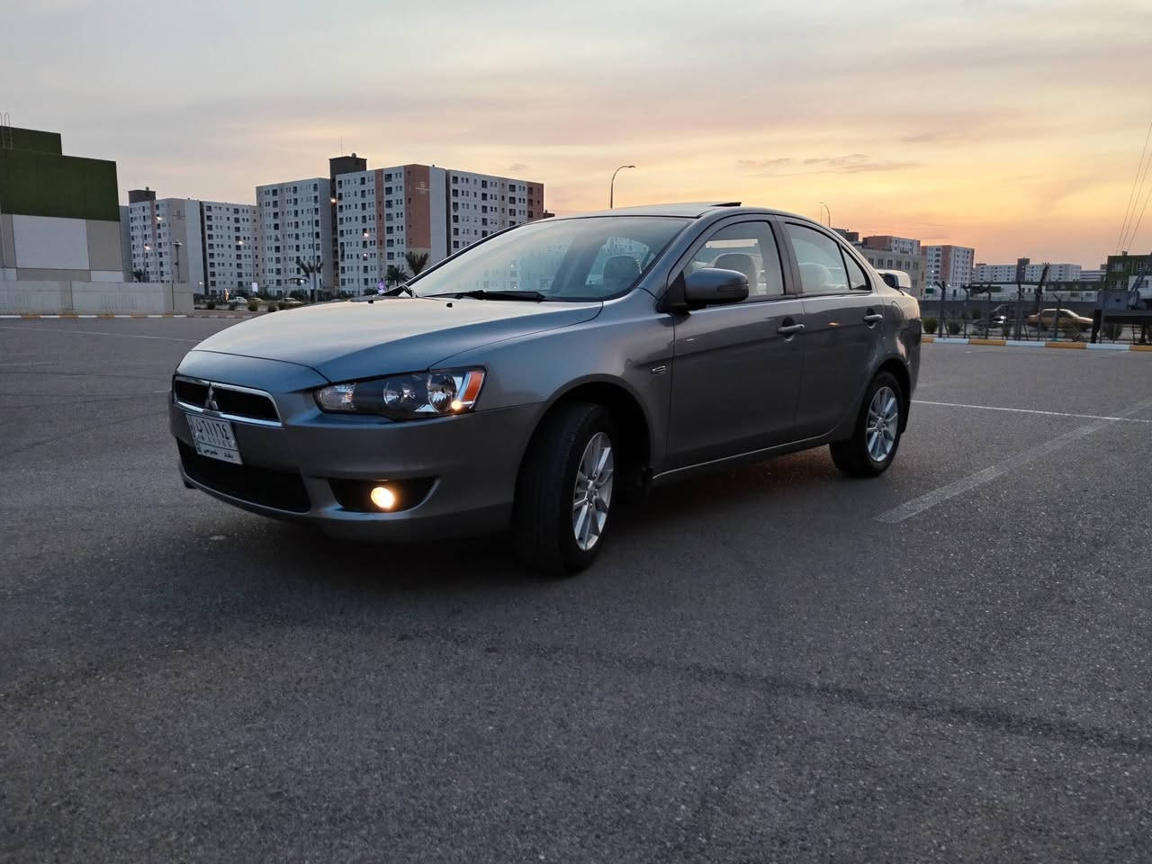 سلام عليكم للبيع لانسر قرش شركه عامه موديل 2016 ماشيه 55 الف بأسمي مكفوله من صبغ والتبديل  رقم بغداد موصفات سياره فتحه سقف تحكم استيرن كامره خلفيه خمسه ويل كب سياره جديده كير مكينه تبريد حداديه مكفولات 
مكان سياره بغداد مجمع بسمايه 
وسعرها 114 ورقه بيها مجال (***********)
