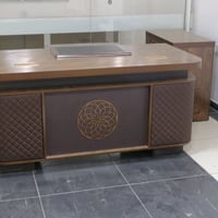 مجموعة أثاث مكتبي فخمة تتضمن مكتب مصنوع من الخشب ذو تصميم أنيق ومبطن ب...