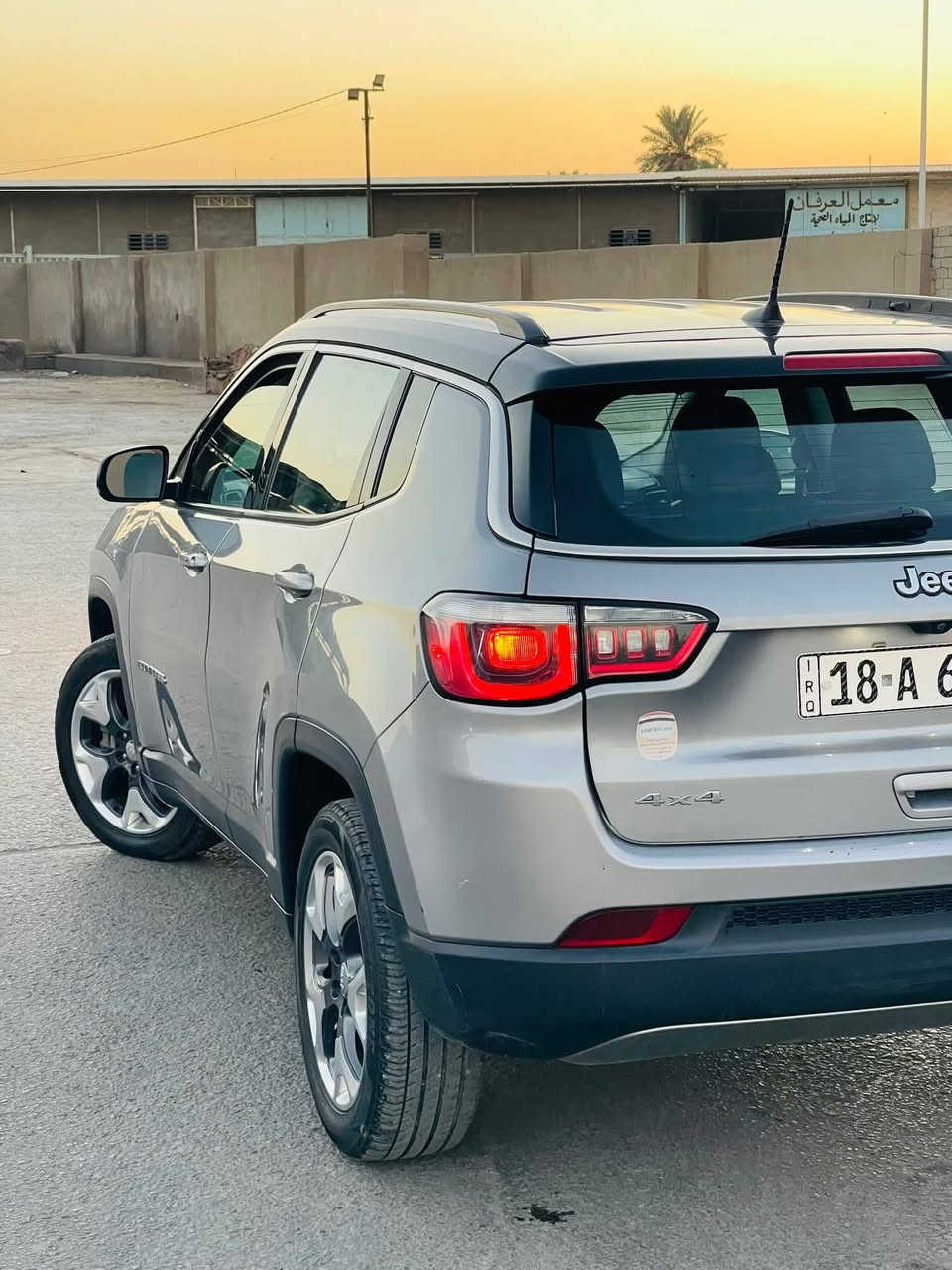 السلام عليكم 
جيب كومباس للبيع موديل 20 ماشيه 72ميل سياره كامله المواصفات السياره جاهزه من كلشي والسيارة باسمي ضربته فقط الجملغ الامامي الايمن ونفسيته مصلح ومصبوغ وهذا رقم  تليفوني *********** السعر 135وبيه مجال للشراي
