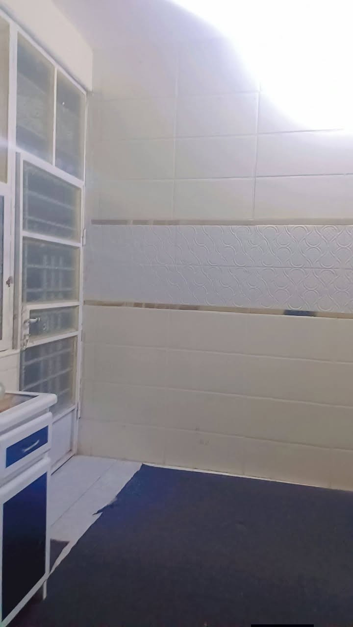 السلام عليكم بيت للبيع حي جواد مساحه 200 زراعي ومشي معامله ع طابو صرف ورقم تسلسل من البلديه عندي غرفتين وصاله وستقبال وصحيات البيت كله سيراميك ارضيه وحزام   مي كهرباء ميزانيه خط مولد سقف صب كونكريت يبعد عن الشارع العام ٥٠ متر تحياتي واسف للاطاله متواجد بتعليقات او ع الرقم ***********
