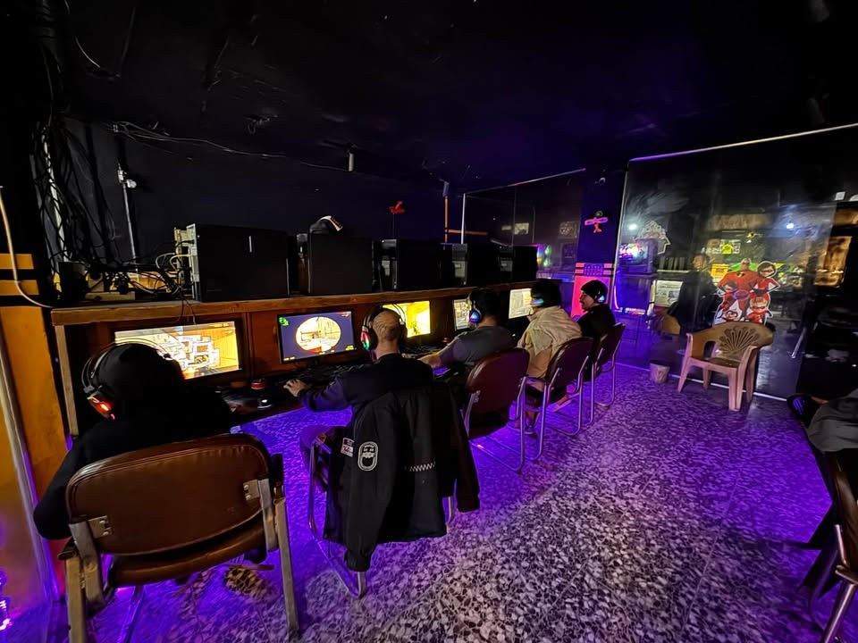 السلام عليكم شباب قاعه حاسبات و كوفي شوب كامله للبيع مكانه حي العامل نهاية شارع 84 
مكونه من 20 حاسبه نيتورك و 5 حاسبات اون لاين vip و بلي5 3 وشاشات 4k و يوبياس 2 اون لاين6 كيفي يشغلن القاعه كلها  وسبالت كنتوري 3 طن 3 وثنين تعليك 2ونص طن  وبيه 6ميوزه وكراسيهن ونراكيل عدد 40 10 بابلي  كامله مابيه اي نقص 
عاكسه 12 امبير وشاشتين عرض لعبات القاعه مقطوعه بجام القاعه وحد والكوفي وحد وقاعه الوفلاين وحد وديكور خشب القاعه كلها 
عارضه براد 1 مجمده 1 صغيره وباقي الكوفي القاعات الثنين كاملات كلهن  

وذا عندك اي ستفسار دك على الرقم ***********

مواصفات ال20 حاسبه 
كرت الشاشه rtx1050 عادي واكو ti 
معالج i5 جيل 3 
رام 8 
ssd 180

و مو اصفات الvip 
 
1-حاسبه
معالج amd ryzen 7 3700x
رام 16gb
كرت 2070super
ssd 512

2-حاسبه 
معالج corei5 جيل 11
رام 16gb
كرت 3060
ssd 238

3-حاسبه 
معالج amd ryzen 5 pro
رام 16
كرت 1660 سوبر
ssd 120

4-حاسبه 
معالج ryzen 5 3600
رام 16 
كرت 2060 سوبر

5- حاسبه
معالج ryzen 5 3600
رام 16 
كرت 1660 سوبر

الحاسبات ال vip ماوسات لوجتك + سماعات هايبر اكس كلاود 2 
كيبورد ميكانيك
