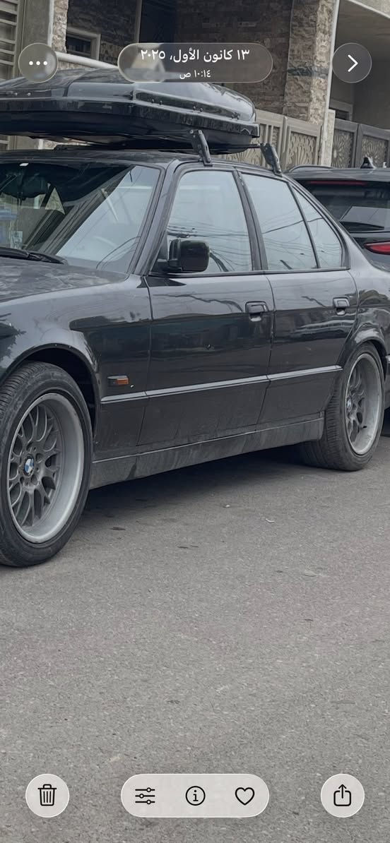 ويل كرن الغزال حجم ١٧ اصلي بي واحد خلفي تصليح كلش بسيط فقط وتخم تاير جديد بي وكصب حديد ويل كلش جديد ونادر السعر ٨ $ ورقات  للبيع فقط بدون مراوس 
مكاني بعداد 
***********
