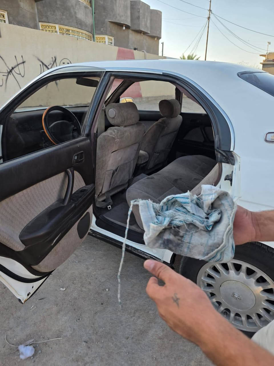 بطه للبيع رقم بصره تحويل ثاني يوم موديل93 محرك ثنين ونص فنر بلاد كفاله من الصبغ ولضربه ول نقل جثه كصه قماره فقط مكان السياره بصره ابو الخصيب ***********
