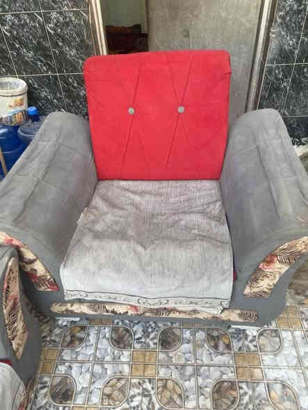 تخم لون احمر نضيف. 
مع فرشاتة السعر 95 وبي مجال للشراي 
ثلاث قطع خمس نفرات
***********
